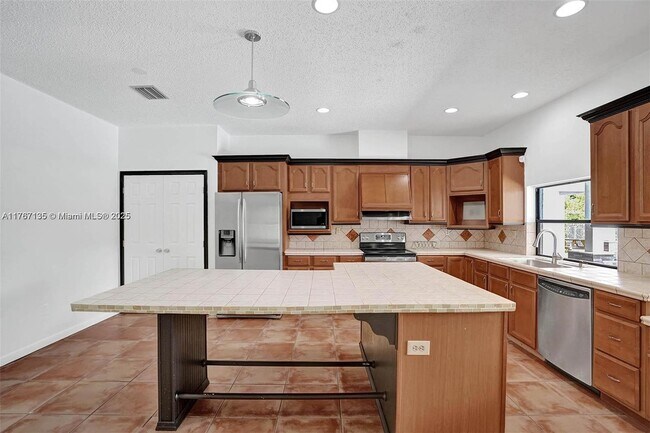 Building Photo - 16610 Royal Poinciana Ct