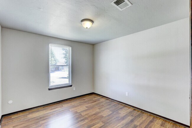 Building Photo - 974 Castlebury Mansion