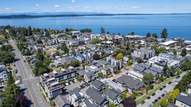 Building Photo - Charming AIR CONDITIONED Alki Townhome