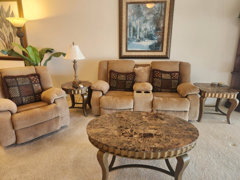 Living room - 425 Pierce Ave