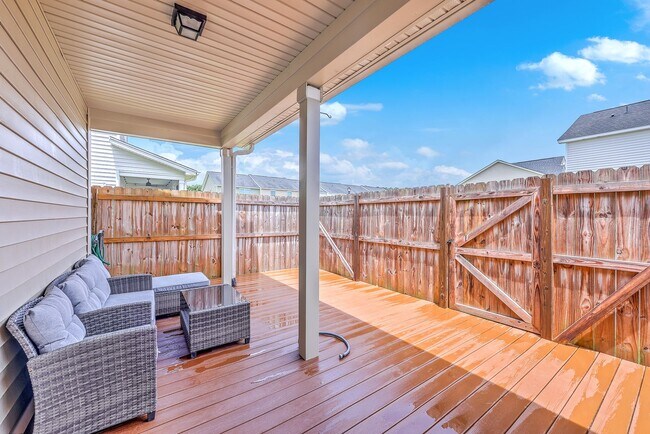 Building Photo - Spacious End-Unit Townhome with Modern Com...