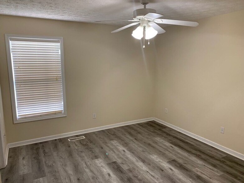 Building Photo - Donahue Crossing