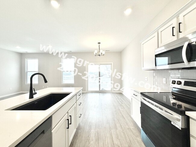 Building Photo - 3 Bedroom/ 1.5 Bath