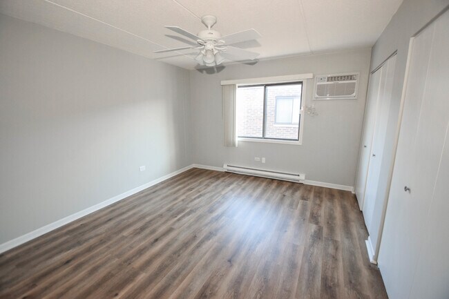 Building Photo - 962 N Rohlwing Rd