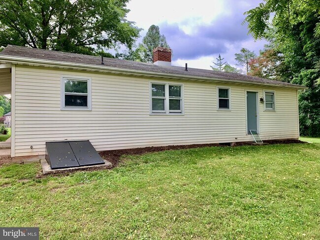 Building Photo - 691 Alleghenyville Rd