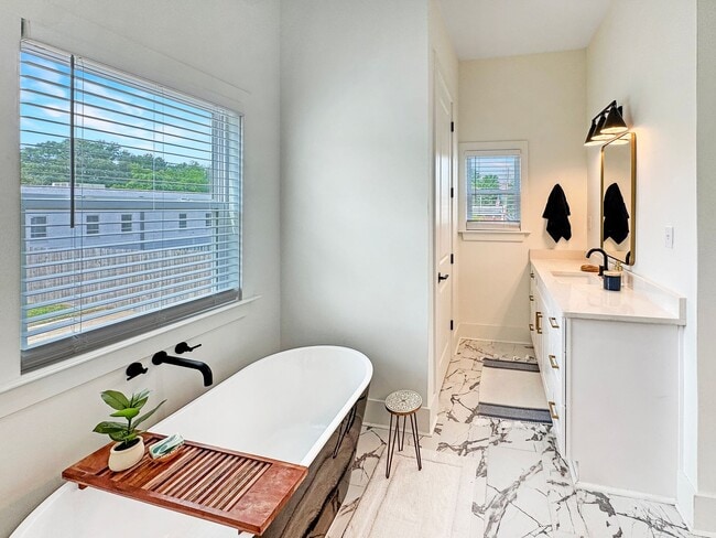Building Photo - Newer Construction Meets Historic Cooper Young Charm • 5bd / 3ba