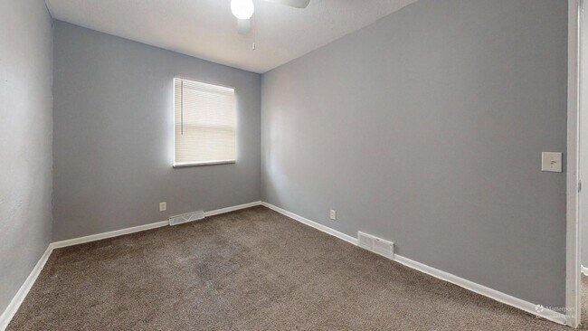 Building Photo - Elyria - updated 2 bedroom/1 bath townhouse.