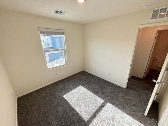 Building Photo - Charming 3Bed/2.5Bath/2Car Townhouse located in Northwest Las Vegas