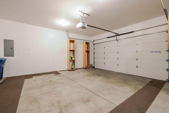 Building Photo - Charming Redmond Craftsman Retreat – Stylish 3-Bed, 3-Bath Home with Community Amenities