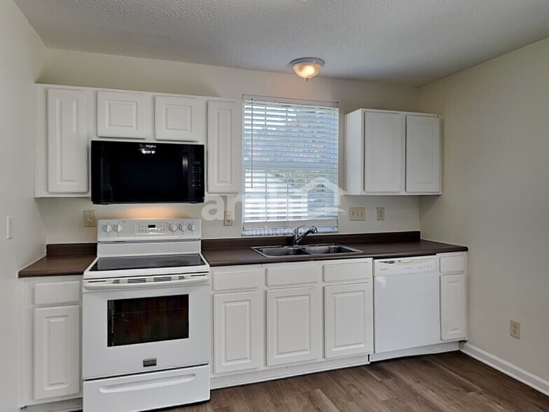 Building Photo - 821 Barbee Farm Dr