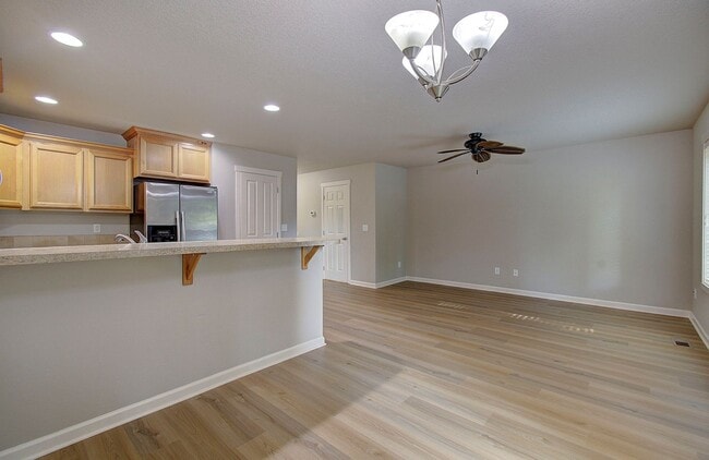 Building Photo - Charming 3 bd 2.5 ba Townhouse - Available Now!