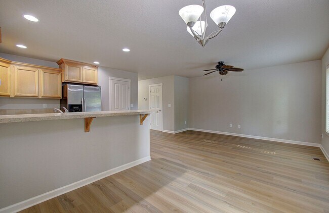 Building Photo - Charming 3 bd 2.5 ba Townhouse - Special! $500 OFF on December Move In!
