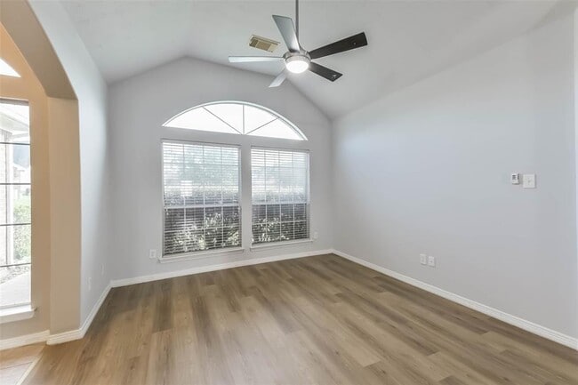 Building Photo - 2212 Highland Crossing Dr