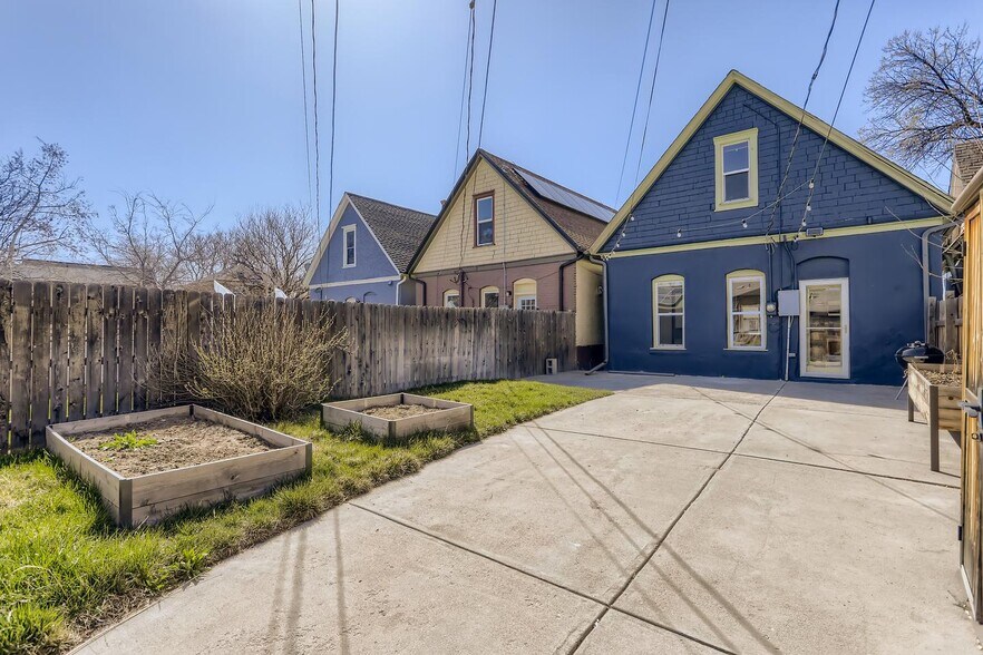Building Photo - Striking Whittier Victorian home with fully fenced backyard