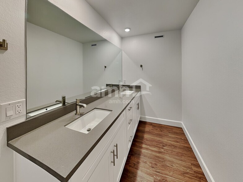 Building Photo - 10132 W Oleta Ave