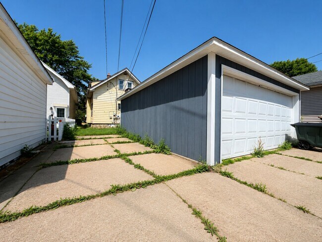 Building Photo - 2008 S 74th St