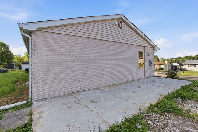 Building Photo - 29 Janyce Dr