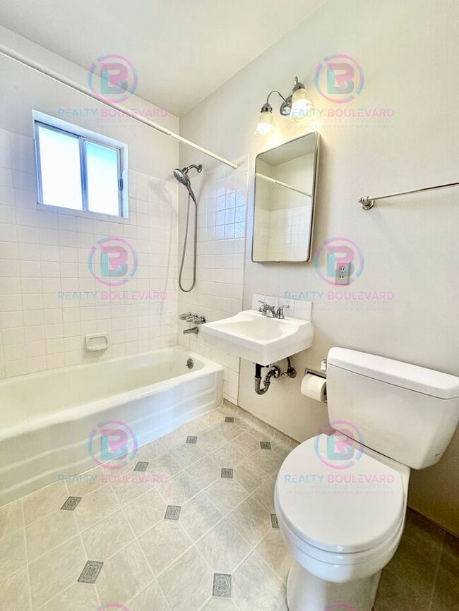 Building Photo - Delightful One-Bedroom + Office Near Idlew...