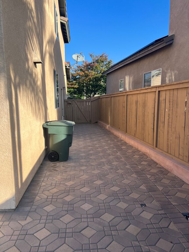 Building Photo - Spacious Otay Ranch Home