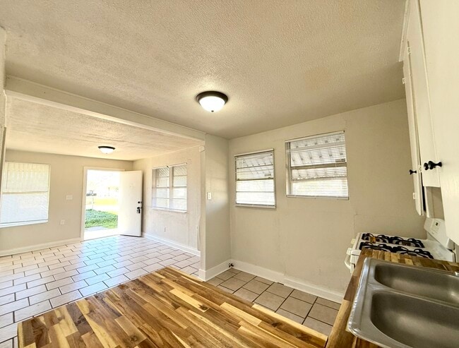 Building Photo - 1010 Wolverton St