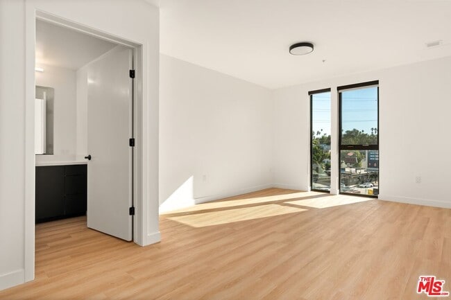 Building Photo - 3004 W Sunset Blvd