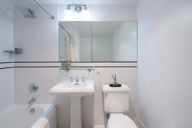 Building Photo - 350 W 43rd St