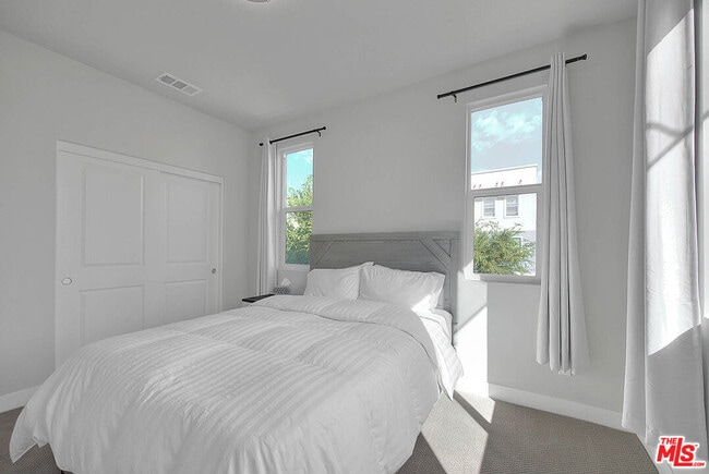 Building Photo - 629 Daniel Freeman Cir