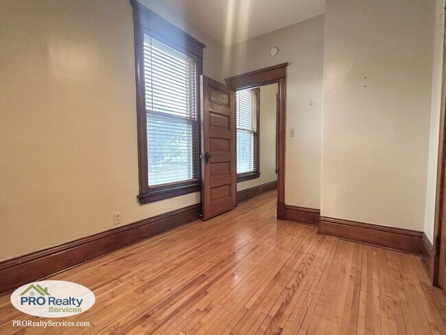 Building Photo - Charming 2 Bedroom Apartment in Northeast ...