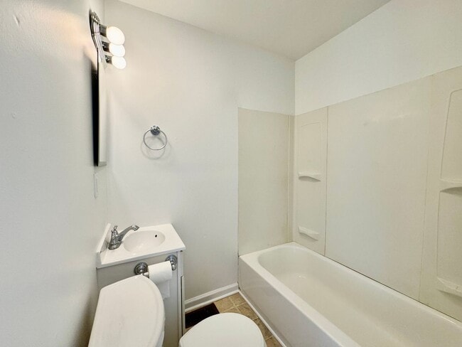 Building Photo - Lovely 2 Bedroom Rancher… Waiting for You ...