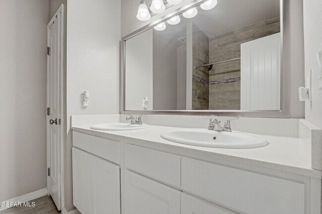 Building Photo - 13912 Loreina Luz Ave