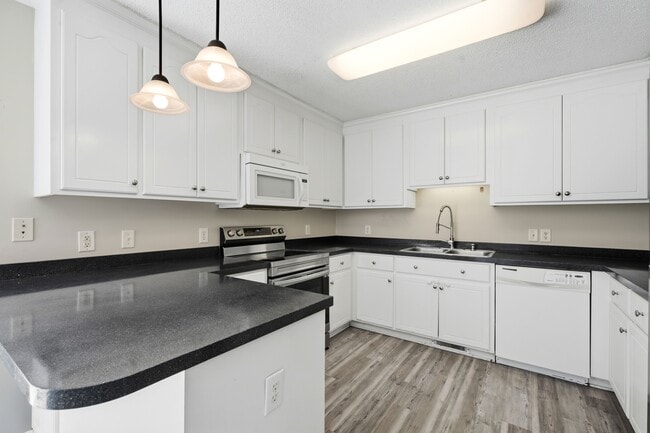 Building Photo - 202 Starcrest Dr