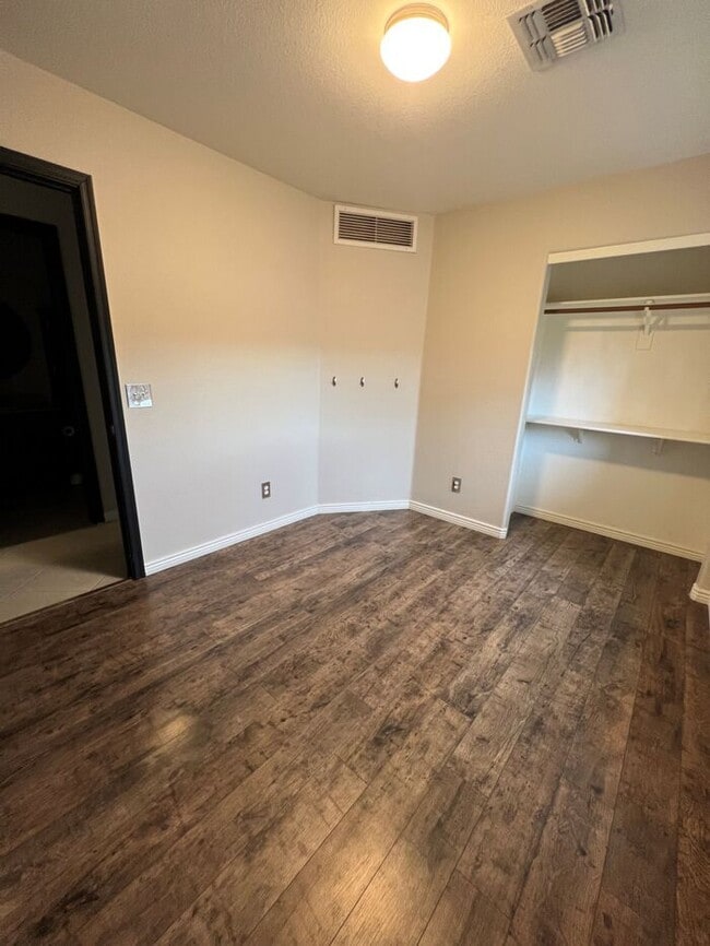 Building Photo - HOUSE FOR RENT