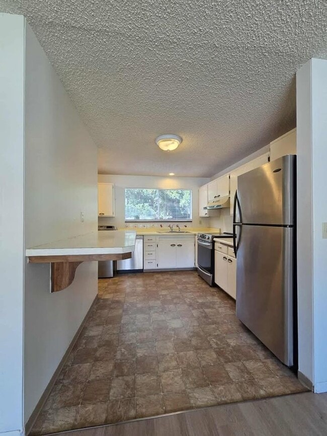 Building Photo - HUGE Number 2 Canyon ~ ~ 4 bedroom, 3 bath...