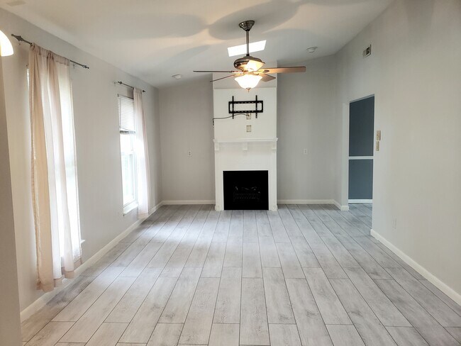 Building Photo - 1104 Parks Ave