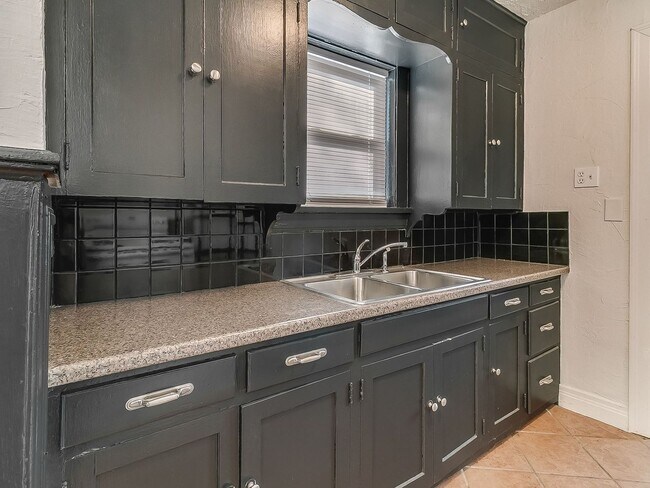 Building Photo - Charming 1 bed | 1 bath in great location