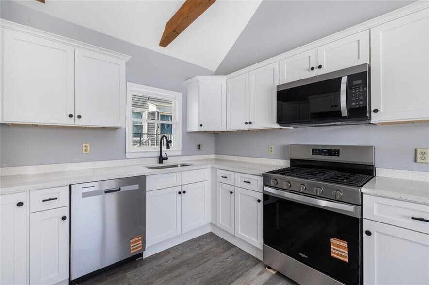 Building Photo - 183 Baker St