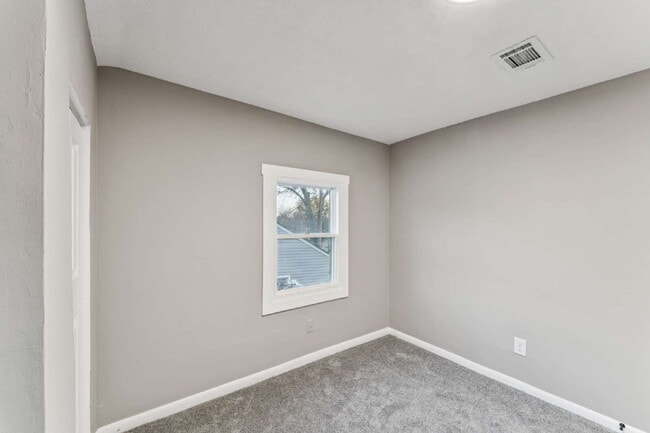 Building Photo - Beautifully renovated 5-bedroom, 2 full bath home ready for move-in!  1st month's rent is FREE!*