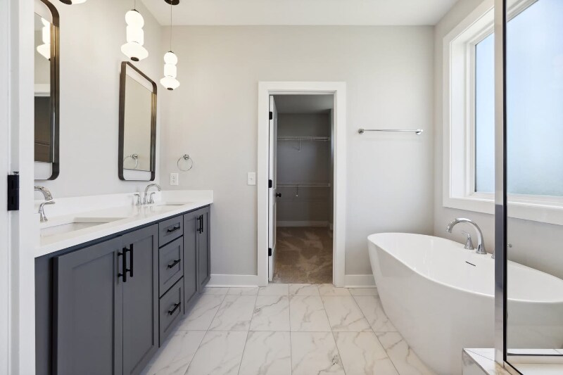 Building Photo - 107 E 9th St