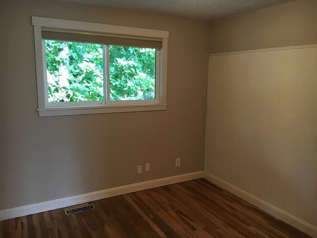 Building Photo - Beautiful 4 Bedroom Gem – Walk to Juanita Beach! Up to $1500 incentive!