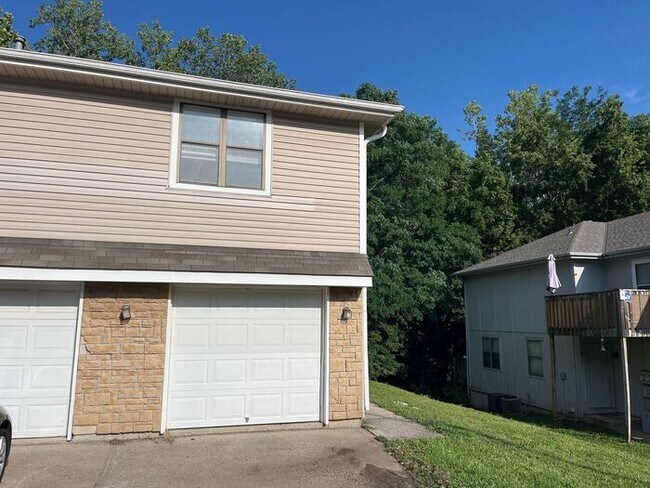 Primary Photo - Spacious 2-Bed/1-Bath/1-Car Townhouse in P...