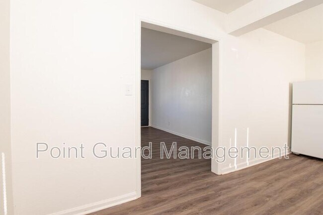 Building Photo - 813 S Beverly St