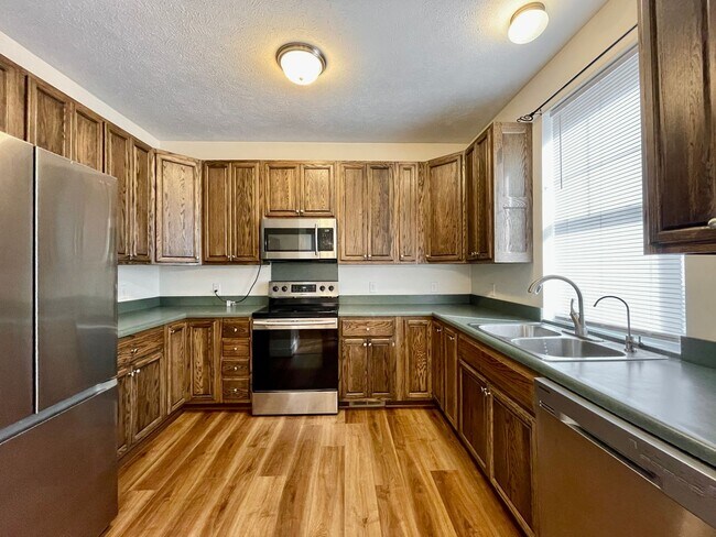 Building Photo - Four Bedroom Home in Eastown