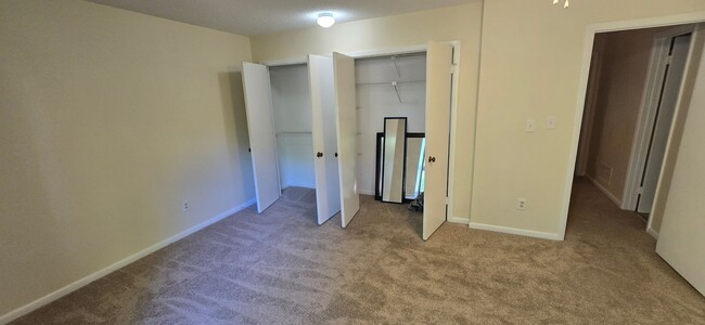 Building Photo - Townhome convenient to shopping and schools