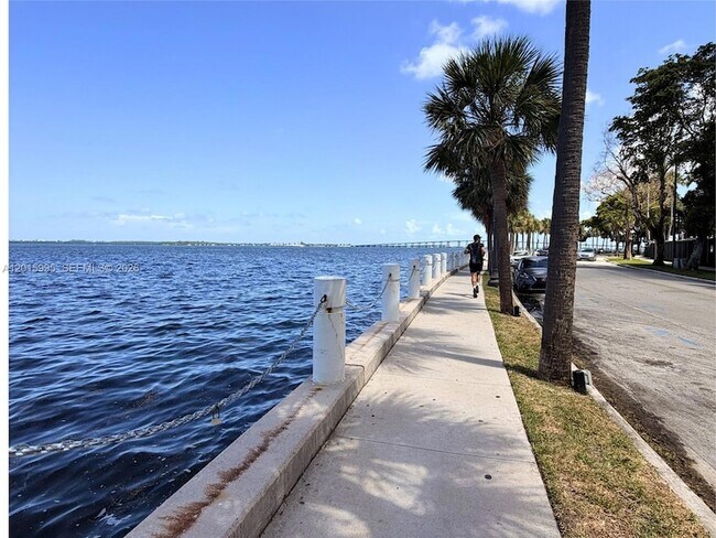Building Photo - 1408 Brickell Bay Dr