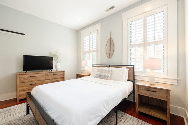 Building Photo - 1354 Broadway-SI ID1056136P