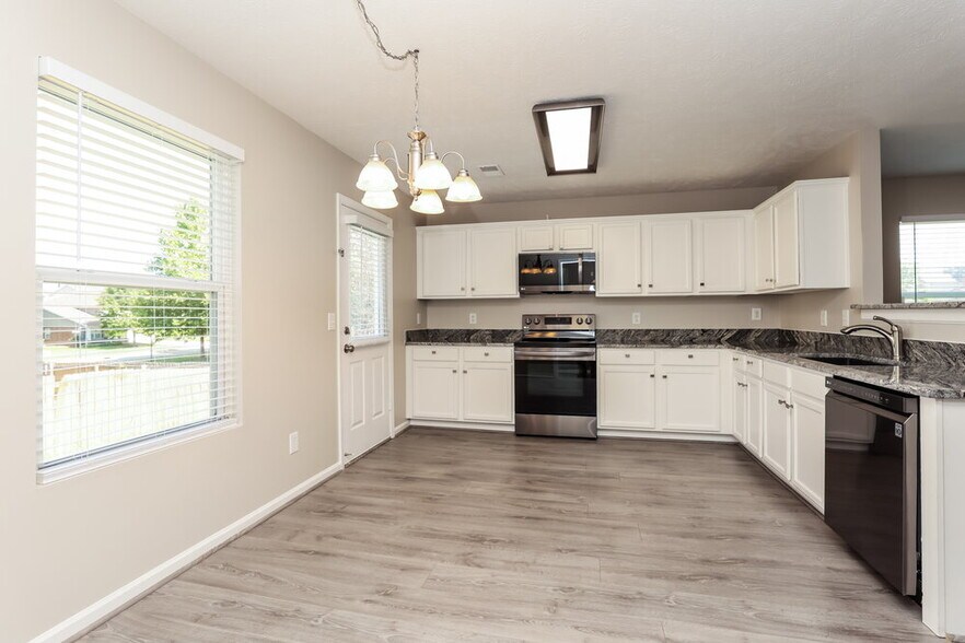 Building Photo - 2867 Park Knoll Dr