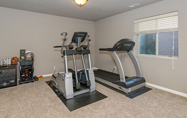 Building Photo - AVAILABLE NOW!