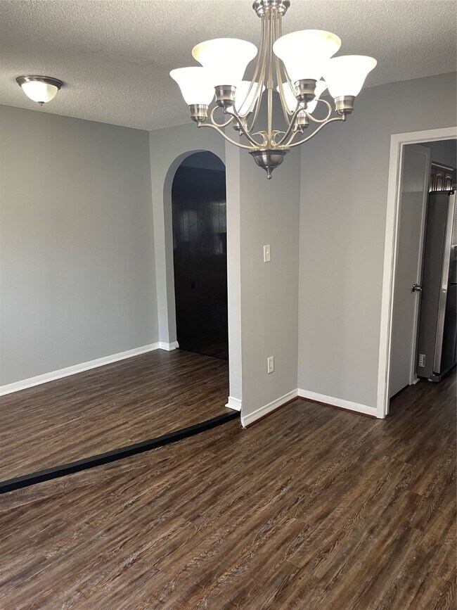 Building Photo - 614 Meadowglen Dr