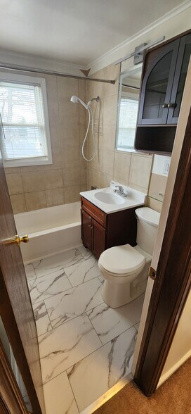 Bathroom - 72 Montfort Dr