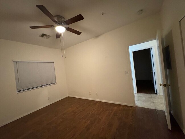 Building Photo - 2834